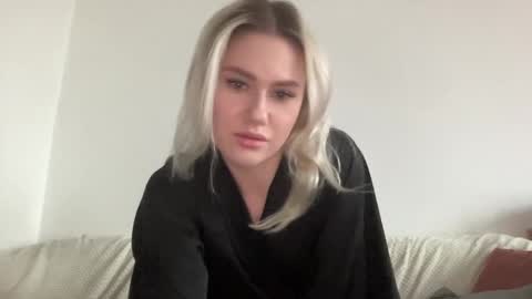 Snapshot of elaraluxxxe chatting on 11.04.25 elaraluxxxe online show from 11.04.25