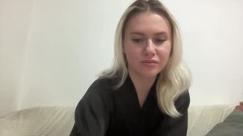 Snapshot of elaraluxxxe chatting on 11.14.25 elaraluxxxe online show from 11.14.25