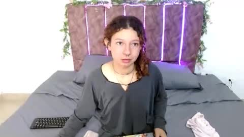 Snapshot of elarose723 chatting on 10.10.25 elarose723 online show from 10.10.25