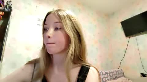 Snapshot of elaynecinco chatting on 02.13.26 MIa online show from 02.13.26