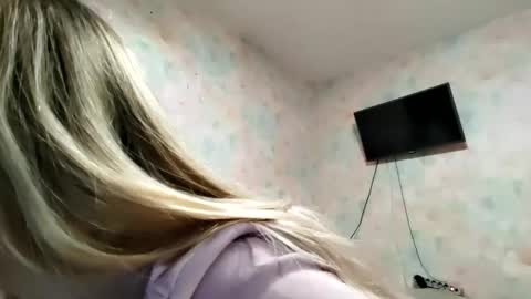 Snapshot of elaynecinco chatting on 02.25.26 MIa online show from 02.25.26