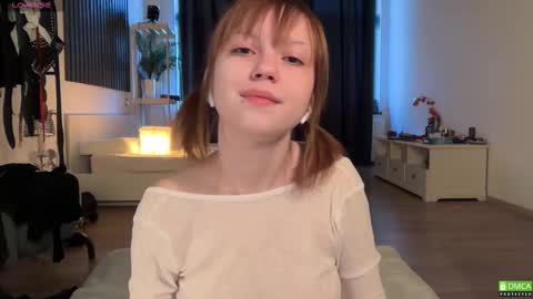 Snapshot of electric_woman chatting on 11.04.25 Aleksa online show from 11.04.25