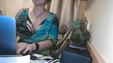 Julia Follow me on Onlyfansju grosroberts online show from 01.10.25
