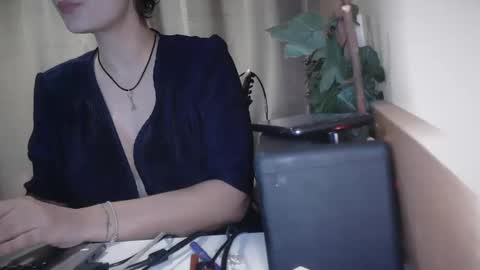 Julia Follow me on Onlyfansju grosroberts online show from 02.14.25