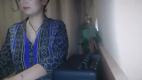 Julia Follow me on Onlyfansju grosroberts online show from 02.28.25