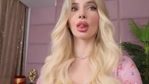 Snapshot of eleineblue chatting on 10.03.25 Eleine online show from 10.03.25