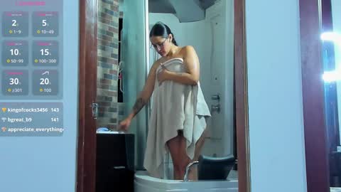 Snapshot of elektra_miller18 chatting on 10.06.25 Elektra online show from 10.06.25