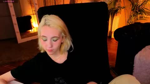 Snapshot of elen__moore chatting on 06.22.26 Elen online show from 06.22.26