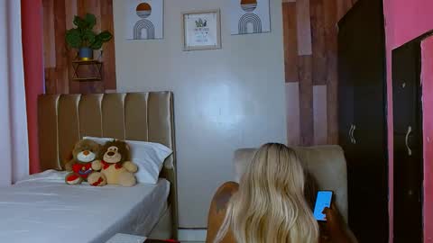 Snapshot of eletrabrowns chatting on 10.09.25 eletrabrowns online show from 10.09.25