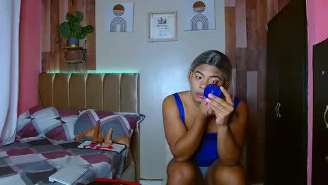 Snapshot of eletrabrowns chatting on 10.21.25 eletrabrowns online show from 10.21.25