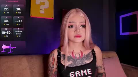 Snapshot of elettra_roux chatting on 10.19.25 ELETTRA online show from 10.19.25