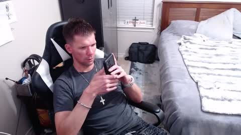 Snapshot of elevatetlb chatting on 10.08.25 Walker online show from 10.08.25