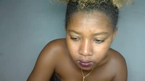 Snapshot of elia011 chatting on 01.11.25 elia011 online show from 01.11.25