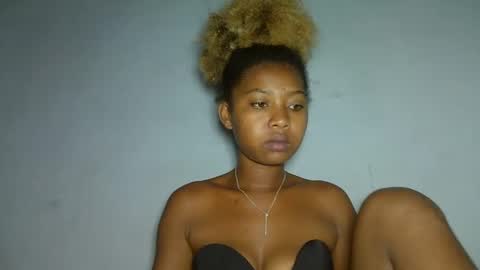 Snapshot of elia011 chatting on 01.11.25 elia011 online show from 01.11.25