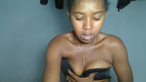 Snapshot of elia011 chatting on 01.14.25 elia011 online show from 01.14.25