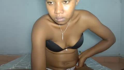 Snapshot of elia011 chatting on 01.14.25 elia011 online show from 01.14.25