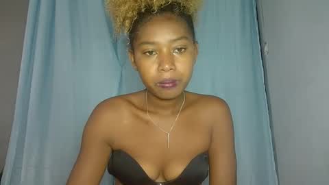 Snapshot of elia011 chatting on 01.15.25 elia011 online show from 01.15.25