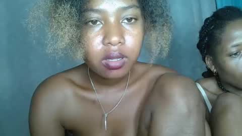 Snapshot of elia011 chatting on 01.17.25 elia011 online show from 01.17.25