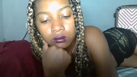 Snapshot of elia011 chatting on 01.17.25 elia011 online show from 01.17.25