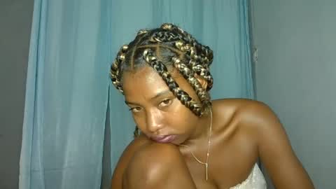 Snapshot of elia011 chatting on 01.19.25 elia011 online show from 01.19.25