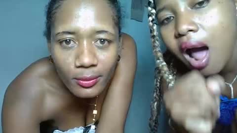 Snapshot of elia011 chatting on 01.20.25 elia011 online show from 01.20.25