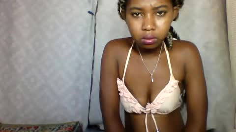 Snapshot of elia011 chatting on 01.22.25 elia011 online show from 01.22.25