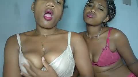 Snapshot of elia011 chatting on 01.24.25 elia011 online show from 01.24.25