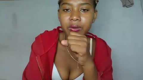 Snapshot of elia011 chatting on 01.24.25 elia011 online show from 01.24.25