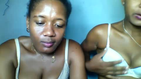 Snapshot of elia011 chatting on 01.24.25 elia011 online show from 01.24.25