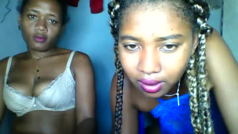 Snapshot of elia011 chatting on 01.25.25 elia011 online show from 01.25.25