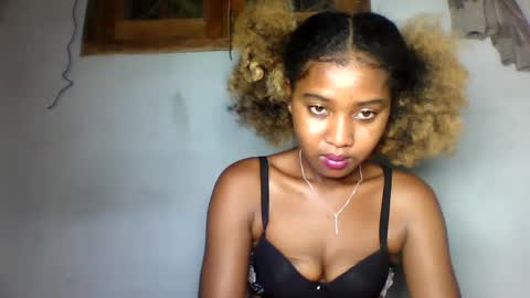 Snapshot of elia011 chatting on 01.26.25 elia011 online show from 01.26.25