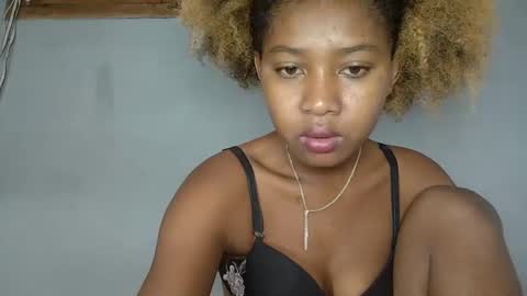 Snapshot of elia011 chatting on 02.08.25 elia011 online show from 02.08.25