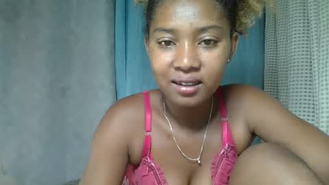 Snapshot of elia011 chatting on 02.21.25 elia011 online show from 02.21.25