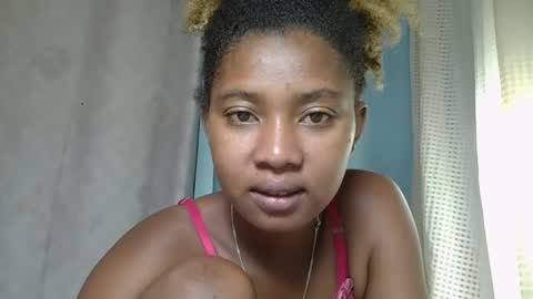 Snapshot of elia011 chatting on 02.22.25 elia011 online show from 02.22.25