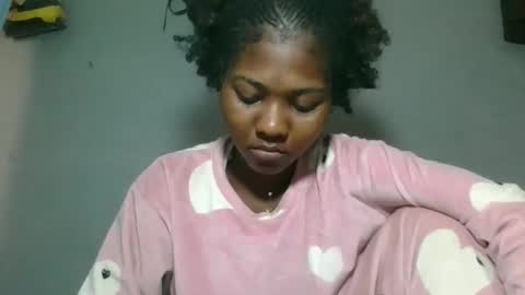 Snapshot of elia011 chatting on 10.28.25 elia011 online show from 10.28.25