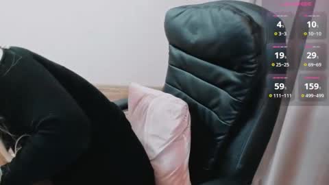 Snapshot of elia_ chatting on 01.22.25 Ella online show from 01.22.25