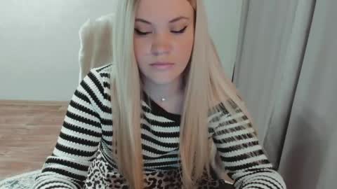 Snapshot of elia_ chatting on 05.26.26 Ella online show from 05.26.26