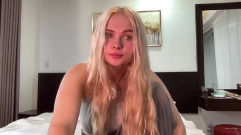 Snapshot of elie_ci chatting on 01.20.25 online show from 01.20.25