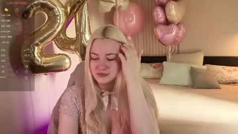 Snapshot of elina_nortas chatting on 06.18.26 Elina online show from 06.18.26