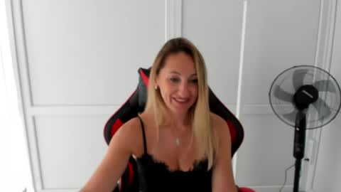 Snapshot of elinarosee chatting on 06.25.26 Milena online show from 06.25.26