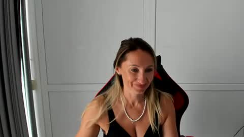 Snapshot of elinarosee chatting on 07.20.26 Milena online show from 07.20.26