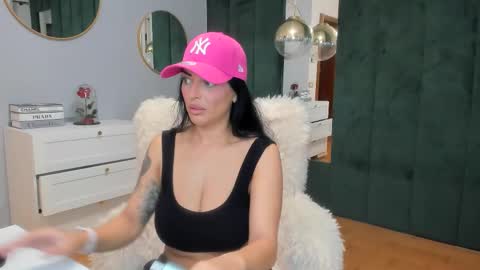 Snapshot of elisabaxter chatting on 10.26.25 Maria online show from 10.26.25