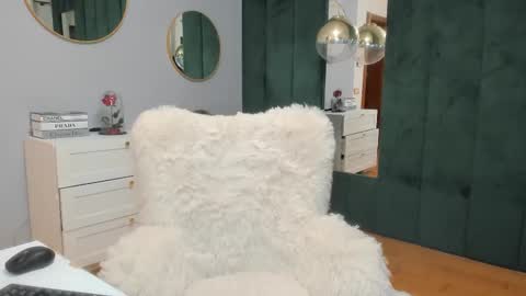 Snapshot of elisabaxter chatting on 10.27.25 Maria online show from 10.27.25