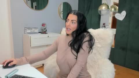 Snapshot of elisabaxter chatting on 11.02.25 Maria online show from 11.02.25