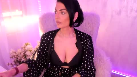 Snapshot of elisabaxter chatting on 04.27.26 Maria online show from 04.27.26