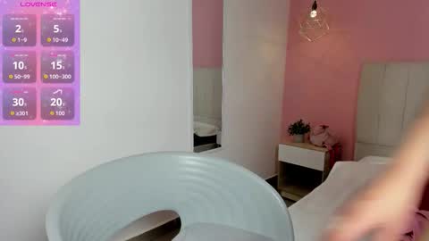 elisabethflores online show from 10.25.25