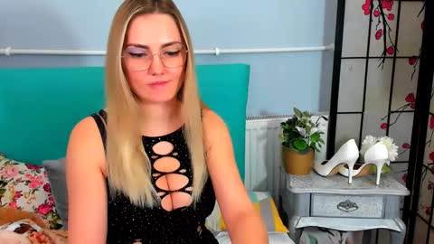 Snapshot of eliseshining chatting on 12.03.24 Elise online show from 12.03.24