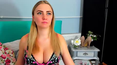 Snapshot of eliseshining chatting on 01.17.25 Elise online show from 01.17.25