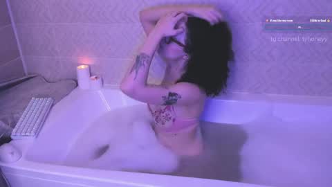 Snapshot of elizabethbritanny chatting on 01.11.26 Adele online show from 01.11.26