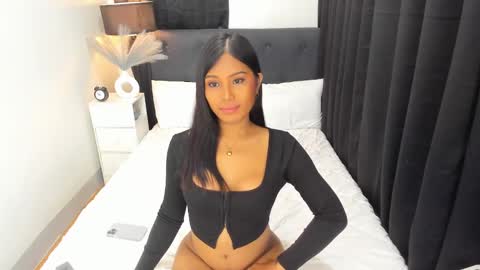 Snapshot of ella______ chatting on 01.19.25 Ella online show from 01.19.25